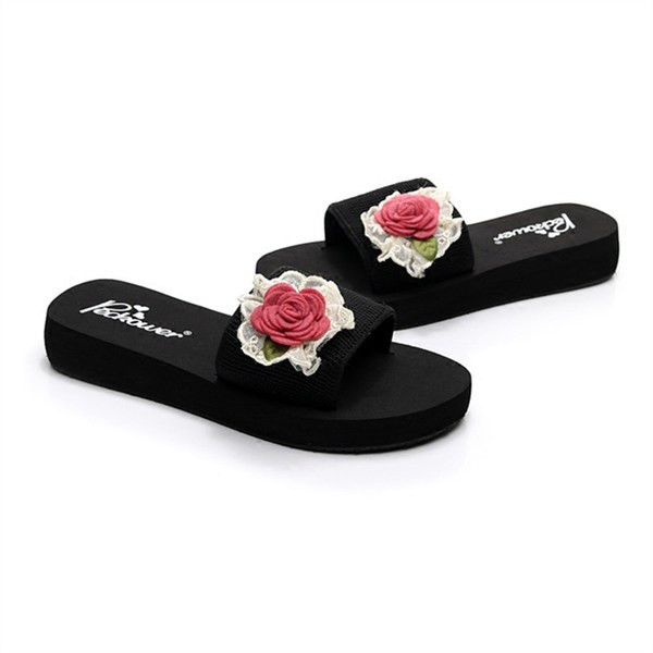 Sieviešu čības ar mežģīņu un ziedu rotājumu