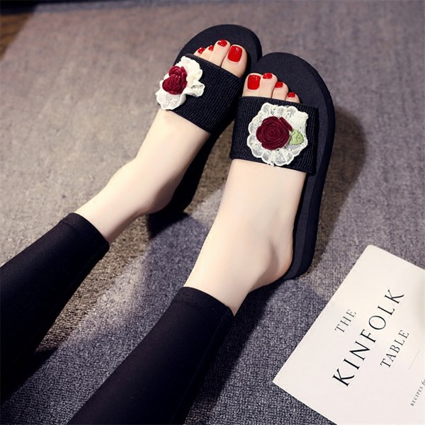 Sieviešu čības ar mežģīņu un ziedu rotājumu