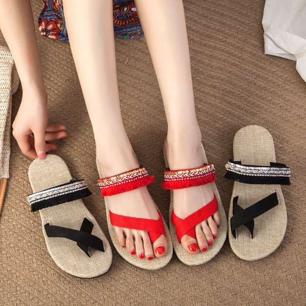 Model nou de papuci de dama antiderapanti in doua culori