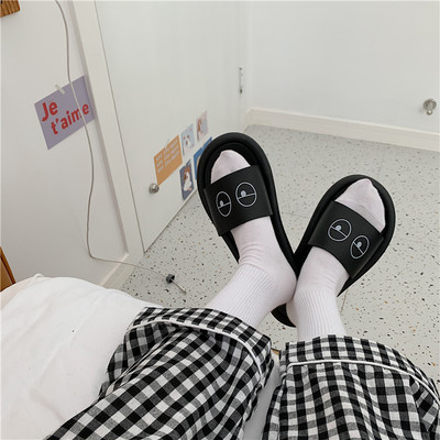 Άνετες γυναικείες παντόφλες σε διάφορα χρώματα με διαφορετικές εφαρμογές