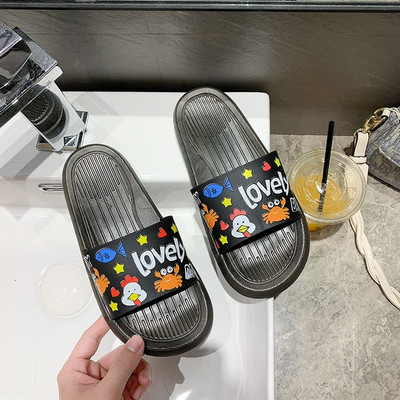 Παντόφλες casual γυναικείες με επίπεδη σόλα και πολύχρωμο απλικέ