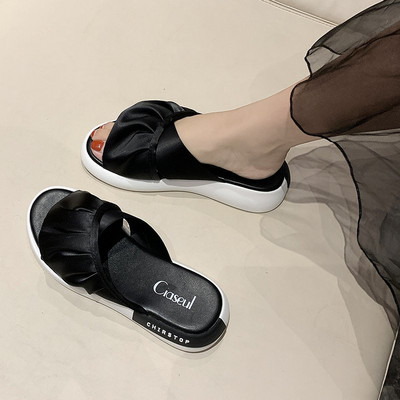 Modernas sieviešu čības ar plakanām zolēm bēšā un melnā krāsā