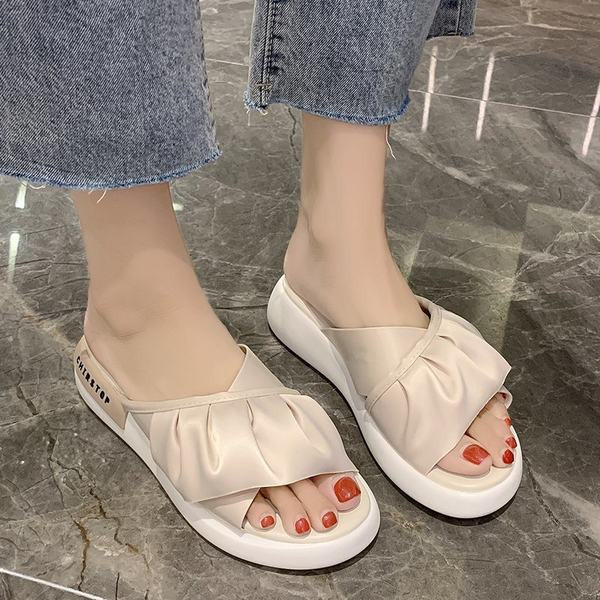 Modernas sieviešu čības ar plakanām zolēm bēšā un melnā krāsā