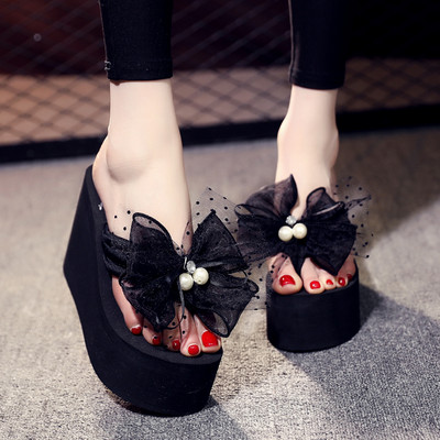 Γυναικείες παντόφλες πουά με πλατφόρμα 11 cm και κορδέλα 