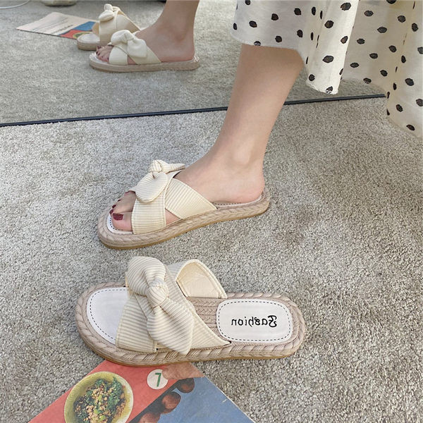 Νέο μοντέλο γυναικείες παντόφλες με επίπεδη σόλα σε μπεζ χρώμα