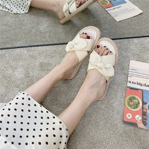 Νέο μοντέλο γυναικείες παντόφλες με επίπεδη σόλα σε μπεζ χρώμα