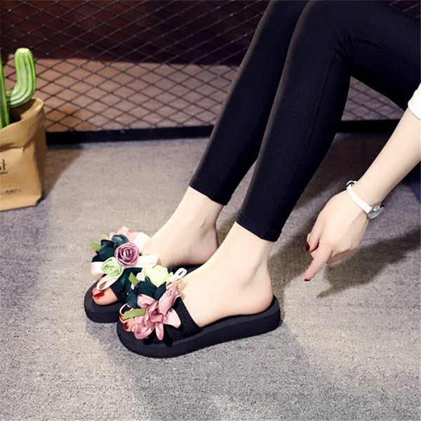 Papuci moderni de dama cu flori si talpa plata