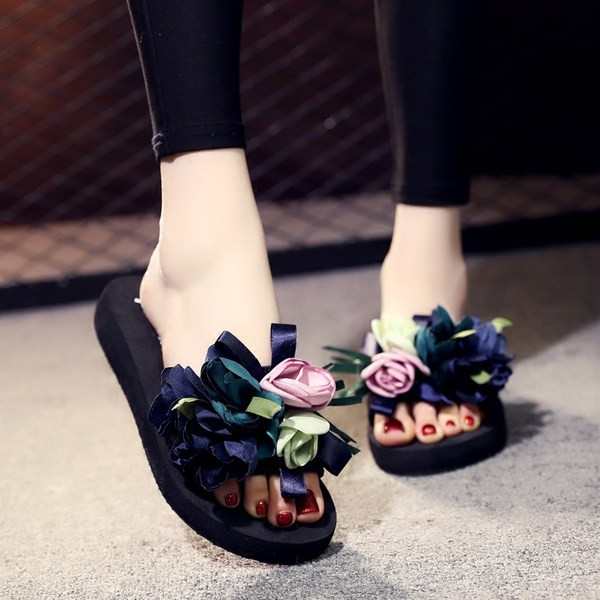 Papuci moderni de dama cu flori si talpa plata