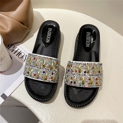 Jauna modeļa čības, dekorētas ar krāsainiem akmeņiem