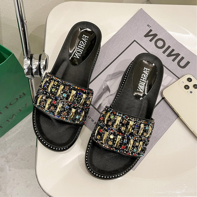 Jauna modeļa čības, dekorētas ar krāsainiem akmeņiem