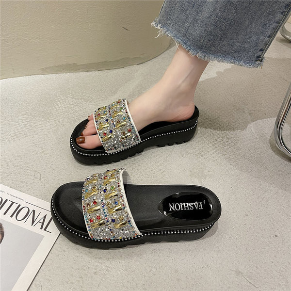 Jauna modeļa čības, dekorētas ar krāsainiem akmeņiem