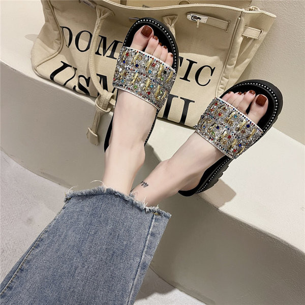 Jauna modeļa čības, dekorētas ar krāsainiem akmeņiem