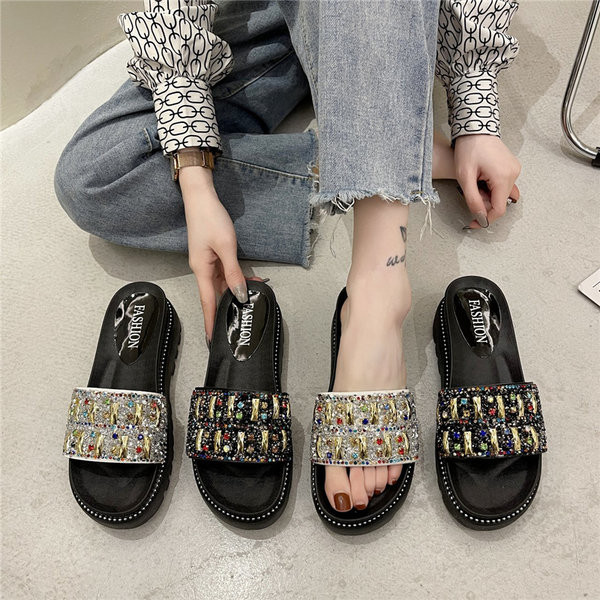 Jauna modeļa čības, dekorētas ar krāsainiem akmeņiem