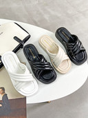 Papuci de damă din piele cu talpă plată și bretele încrucișate