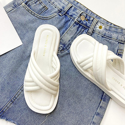 Papuci de damă din piele cu talpă plată și bretele încrucișate