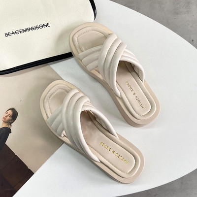 Papuci de damă din piele cu talpă plată și bretele încrucișate