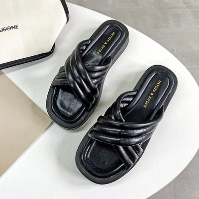 Papuci de damă din piele cu talpă plată și bretele încrucișate