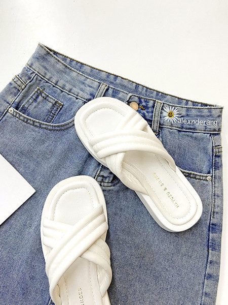 Papuci de damă din piele cu talpă plată și bretele încrucișate