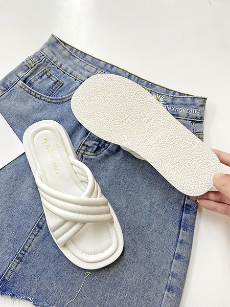 Papuci de damă din piele cu talpă plată și bretele încrucișate