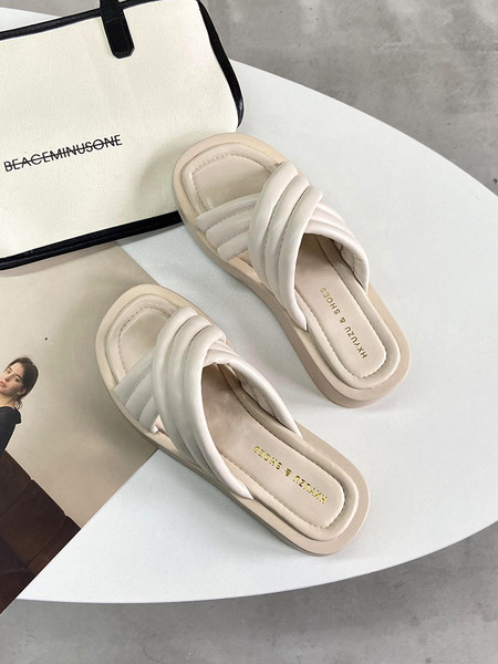 Papuci de damă din piele cu talpă plată și bretele încrucișate