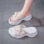 Papuci de damă cu talpă aspră și bretele încrucișate din material textil