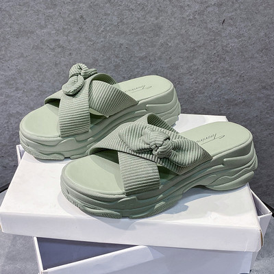 Papuci de damă cu talpă aspră și bretele încrucișate din material textil