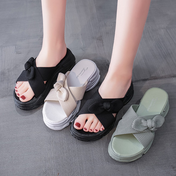 Papuci de damă cu talpă aspră și bretele încrucișate din material textil