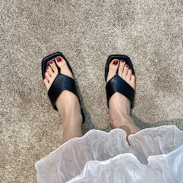 Sieviešu ikdienas čības starp purngalu no eko ādas ar plakanu zoli