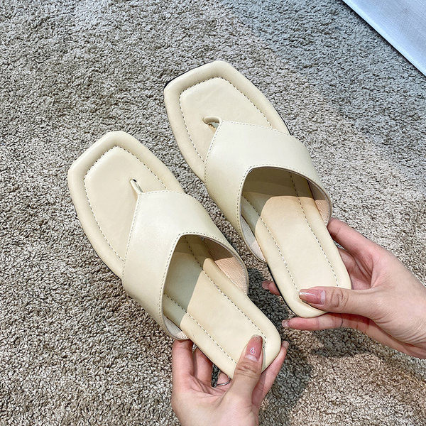 Sieviešu ikdienas čības starp purngalu no eko ādas ar plakanu zoli