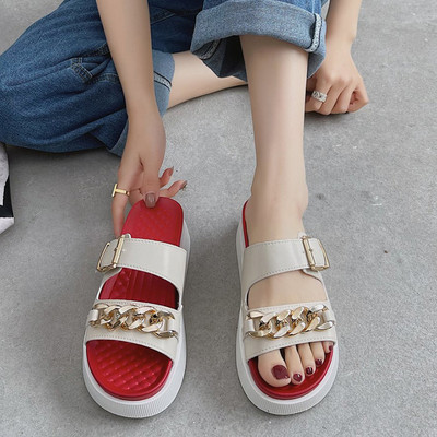 Γυναικείες παντόφλες με επίπεδη σόλα και μεταλλική αλυσίδα