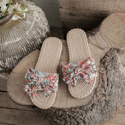 Γυναικείες παντόφλες με κορδέλα και μοτίβα λουλουδιών