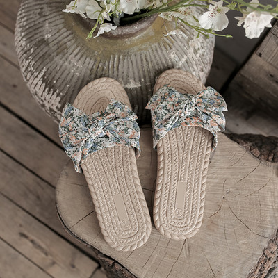 Γυναικείες παντόφλες με κορδέλα και μοτίβα λουλουδιών