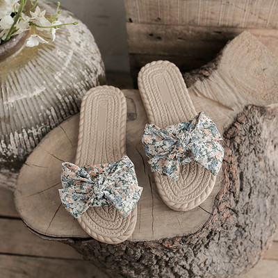 Γυναικείες παντόφλες με κορδέλα και μοτίβα λουλουδιών