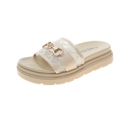 Νέο μοντέλο γυναικείες παντόφλες με μεταλλική αγκράφα - μπεζ και μαύρο χρώμα