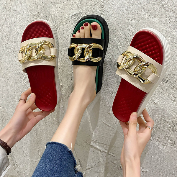 Papuci de damă cu lanț metalic și talpă plată