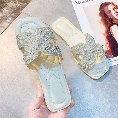 Sieviešu ikdienas čības ar spīdīgu efektu - divi modeļi