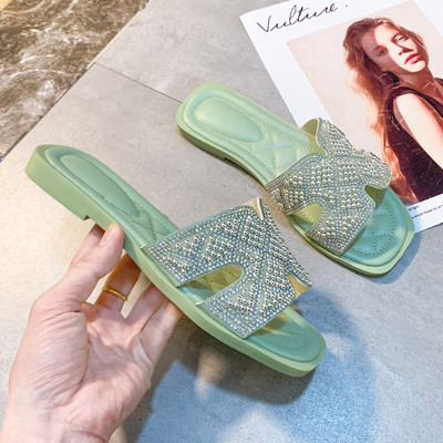 Sieviešu ikdienas čības ar spīdīgu efektu - divi modeļi