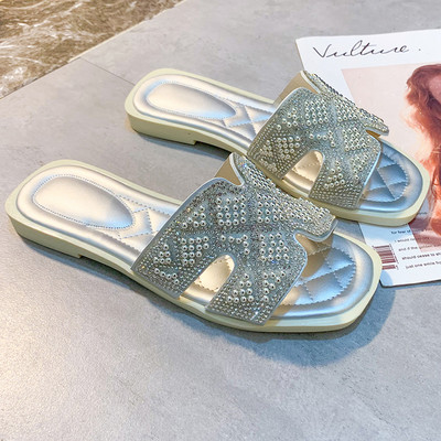 Sieviešu ikdienas čības ar spīdīgu efektu - divi modeļi