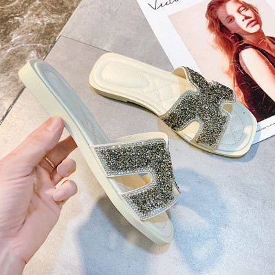 Sieviešu ikdienas čības ar spīdīgu efektu - divi modeļi