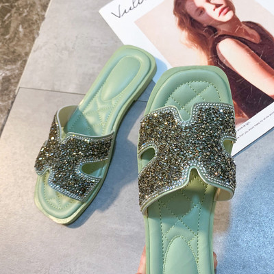 Sieviešu ikdienas čības ar spīdīgu efektu - divi modeļi