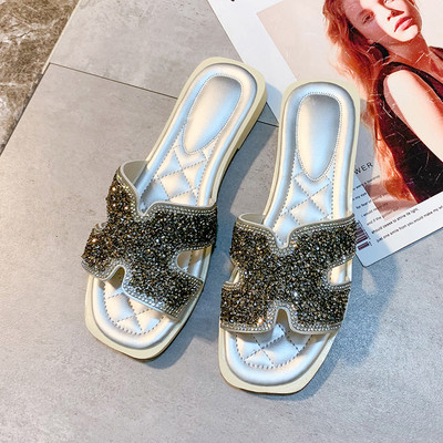 Sieviešu ikdienas čības ar spīdīgu efektu - divi modeļi