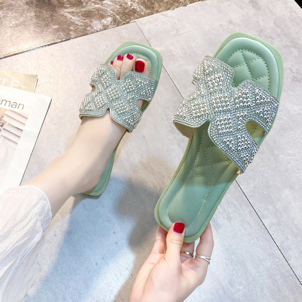 Sieviešu ikdienas čības ar spīdīgu efektu - divi modeļi