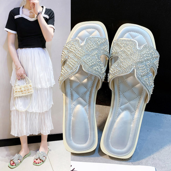 Sieviešu ikdienas čības ar spīdīgu efektu - divi modeļi