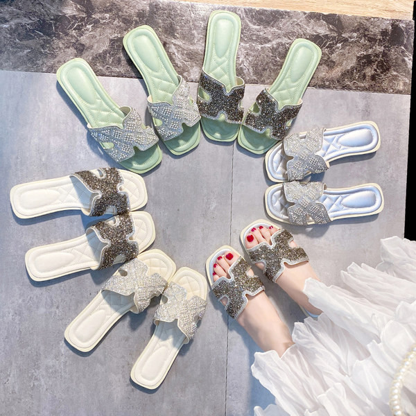 Sieviešu ikdienas čības ar spīdīgu efektu - divi modeļi