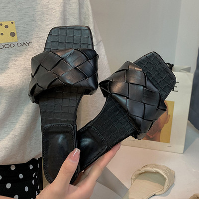 Sieviešu kvadrātveida čības no mākslīgās ādas ar plakanu zoli