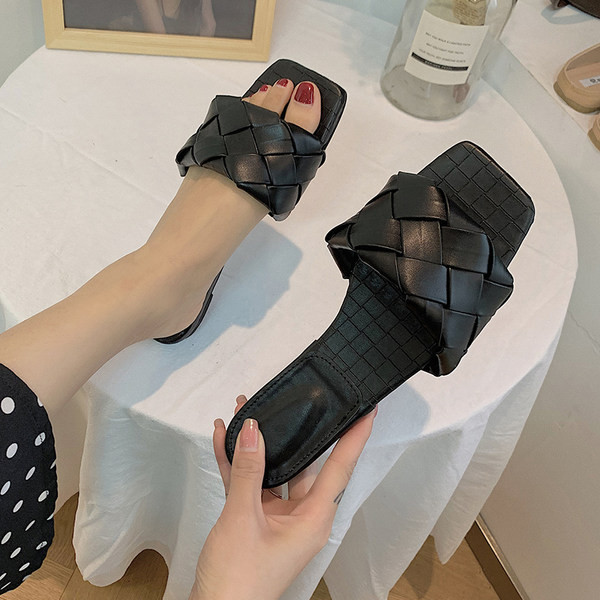 Sieviešu kvadrātveida čības no mākslīgās ādas ar plakanu zoli