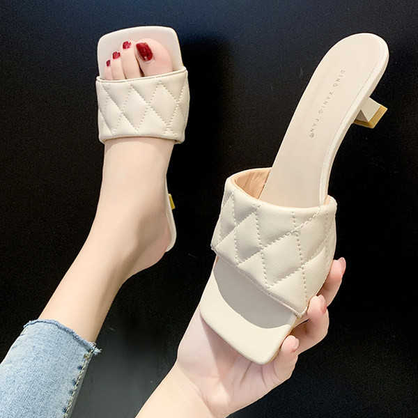 Model nou de papuci de dama cu bareta matlasata si toc jos