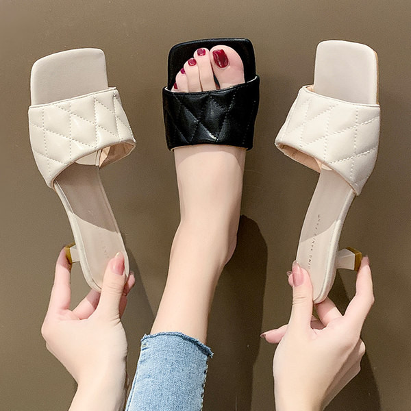 Model nou de papuci de dama cu bareta matlasata si toc jos