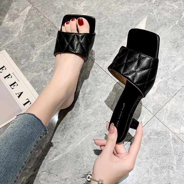 Model nou de papuci de dama cu bareta matlasata si toc jos