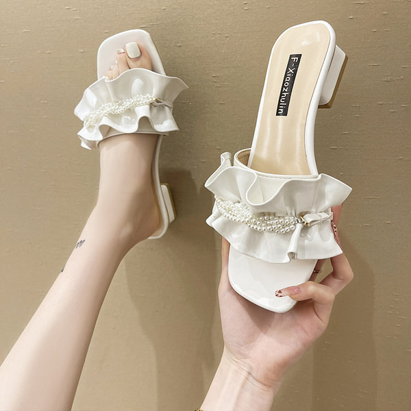 Papuci de dama actuali cu perle si bucle